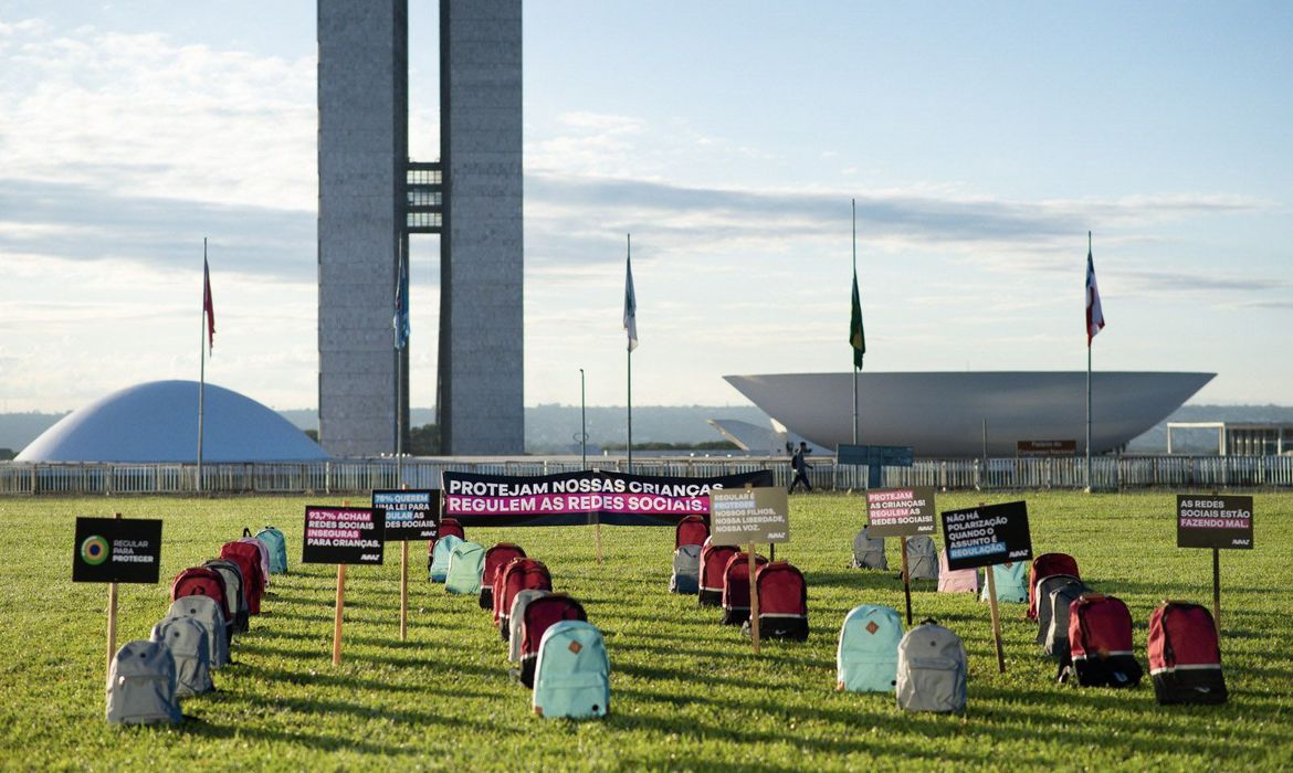 Ato no gramado do Congresso lembra v&iacute;timas de ataques em escolas