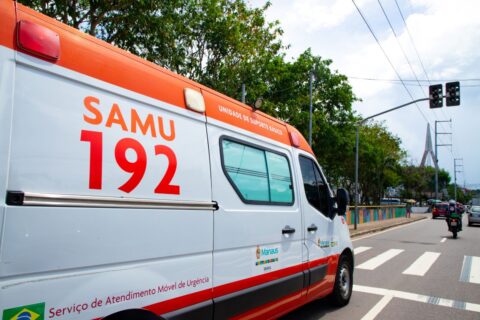 Colisão entre moto e carro deixa dois feridos na Avenida Noel Nutels