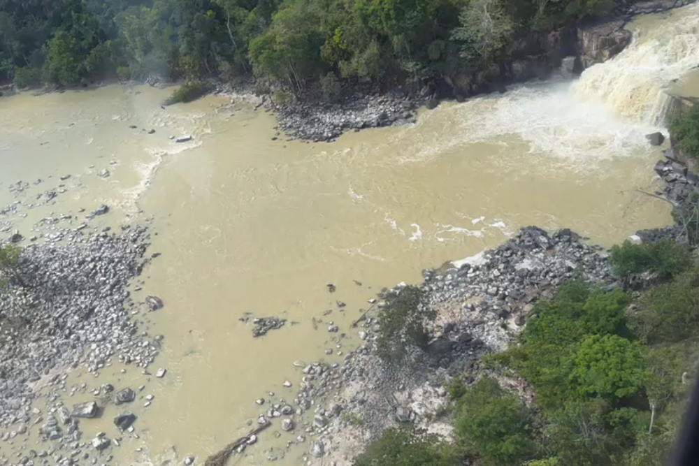 Garimpo ilegal arrasa cachoeira, forma ilhas de dejetos e polui rio. Veja vídeo Garimpo ilegal arrasa cachoeira, forma ilhas de dejetos e polui rio. Veja vídeo