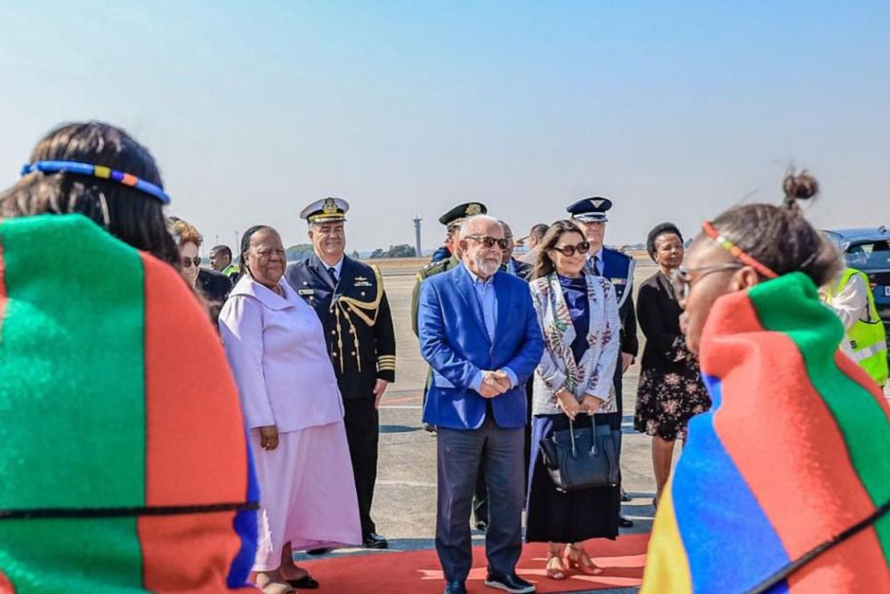 Lula chega à África do Sul para 15ª Cúpula do Brics Lula chega à África do Sul para 15ª Cúpula do Brics