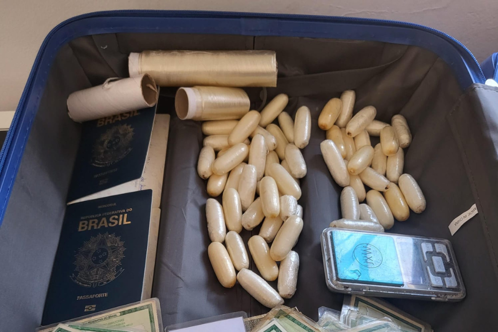 Trio é preso por transportar drogas no estômago de “mulas” para outros países Trio é preso por transportar drogas no estômago de “mulas” para outros países
