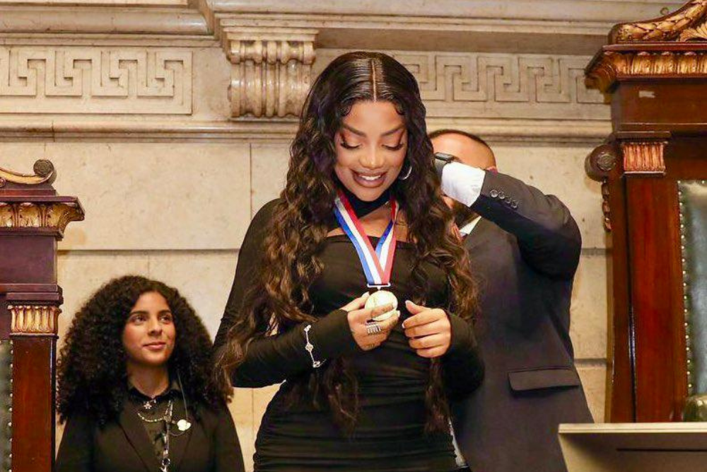 Ludmilla recebe medalha após iniciativa por doação de sangue Ludmilla recebe medalha após iniciativa por doação de sangue