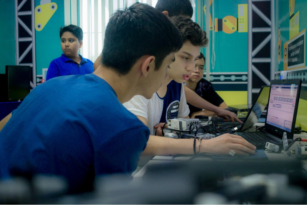 Jovens aprendem sobre desenvolvimento e uso responsável da Inteligência Artificial Jovens aprendem sobre desenvolvimento e uso responsável da Inteligência Artificial