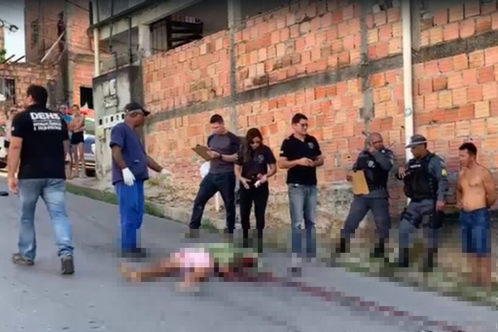 Homem é perseguido e executado com quatro tiros no bairro Cidade de Deus Homem é perseguido e executado com quatro tiros no bairro Cidade de Deus