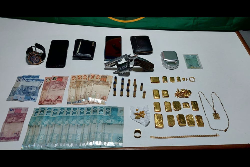 Operação Hórus: dupla é presa com arma, munição e 1,7kg de ouro ilegal em Japurá Operação Hórus: dupla é presa com arma, munição e 1,7kg de ouro ilegal em Japurá