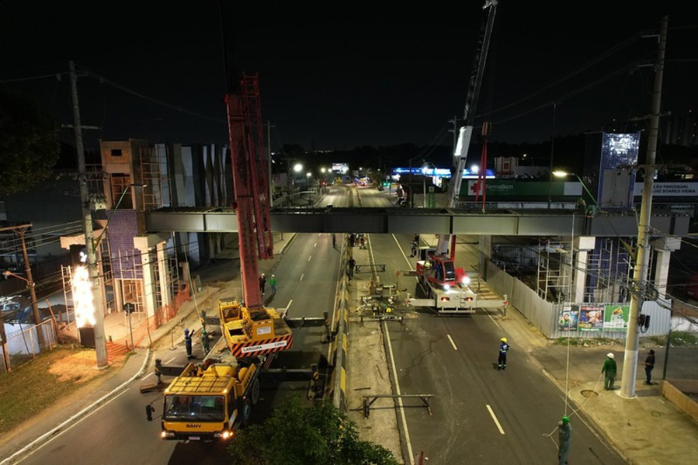 Obra da nova passarela na avenida Ephig&ecirc;nio Salles chega a 70% de execu&ccedil;&atilde;o