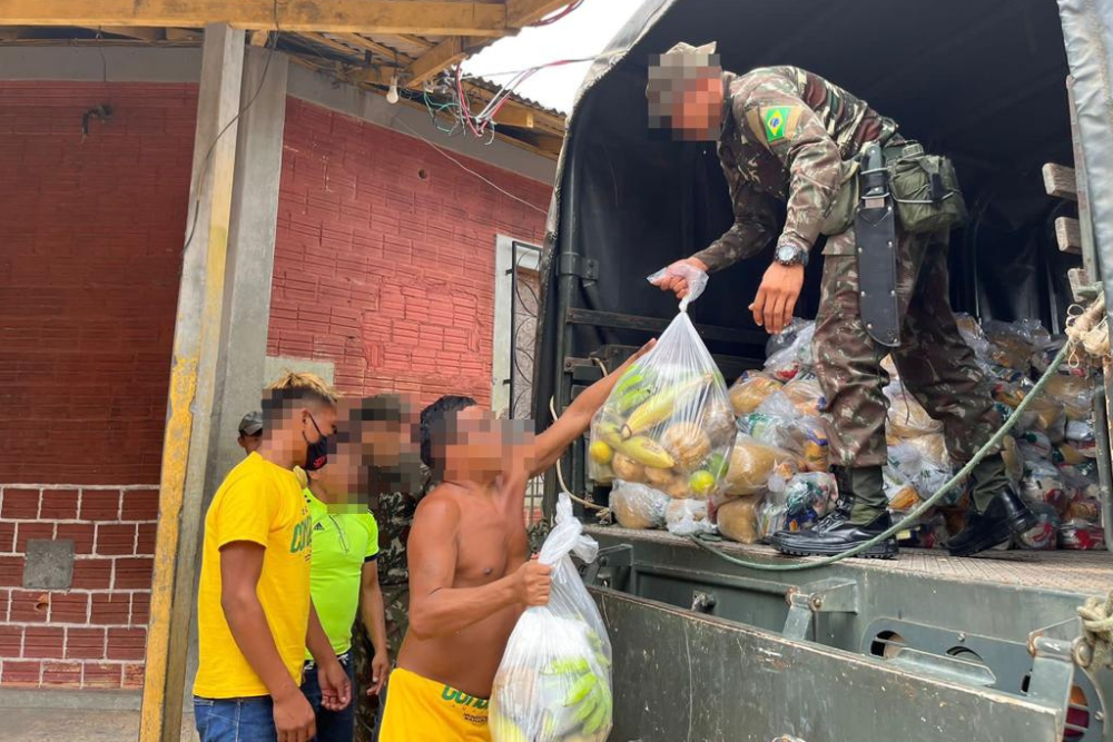 For&ccedil;as Armadas entregam mais de 37 toneladas de alimentos aos yanomamis
