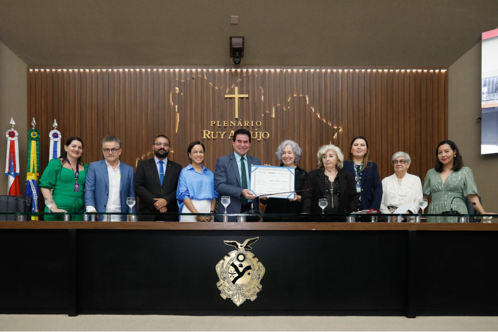 Jornalista, escritora e ilustradora botânica Leyla Leong recebe título de Cidadã Amazonense Jornalista, escritora e ilustradora botânica Leyla Leong recebe título de Cidadã Amazonense