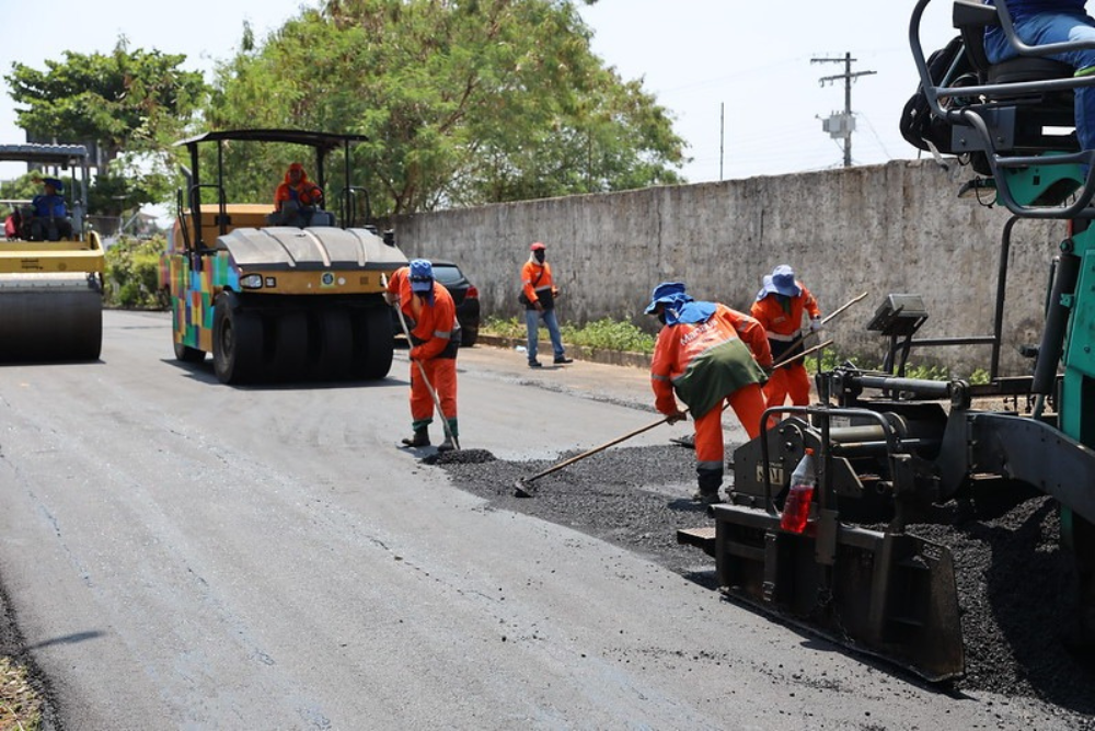 ‘Asfalta Manaus’ recapeia novo trecho no conjunto Vista Bela ‘Asfalta Manaus’ recapeia novo trecho no conjunto Vista Bela