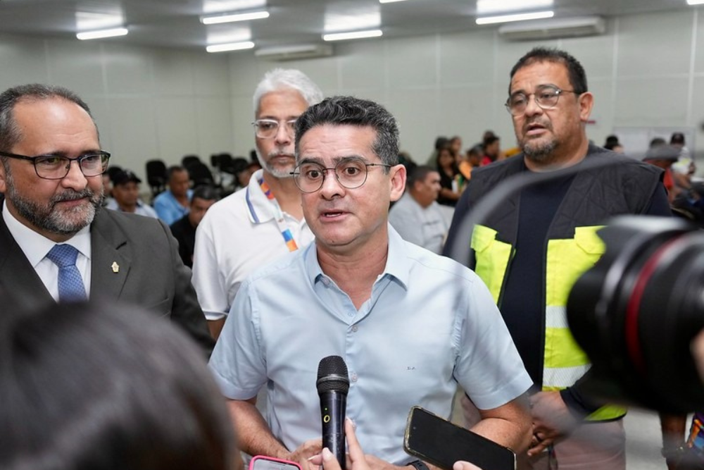 David Almeida acompanha entrega de documentos para licita&ccedil;&atilde;o do novo transporte complementar
