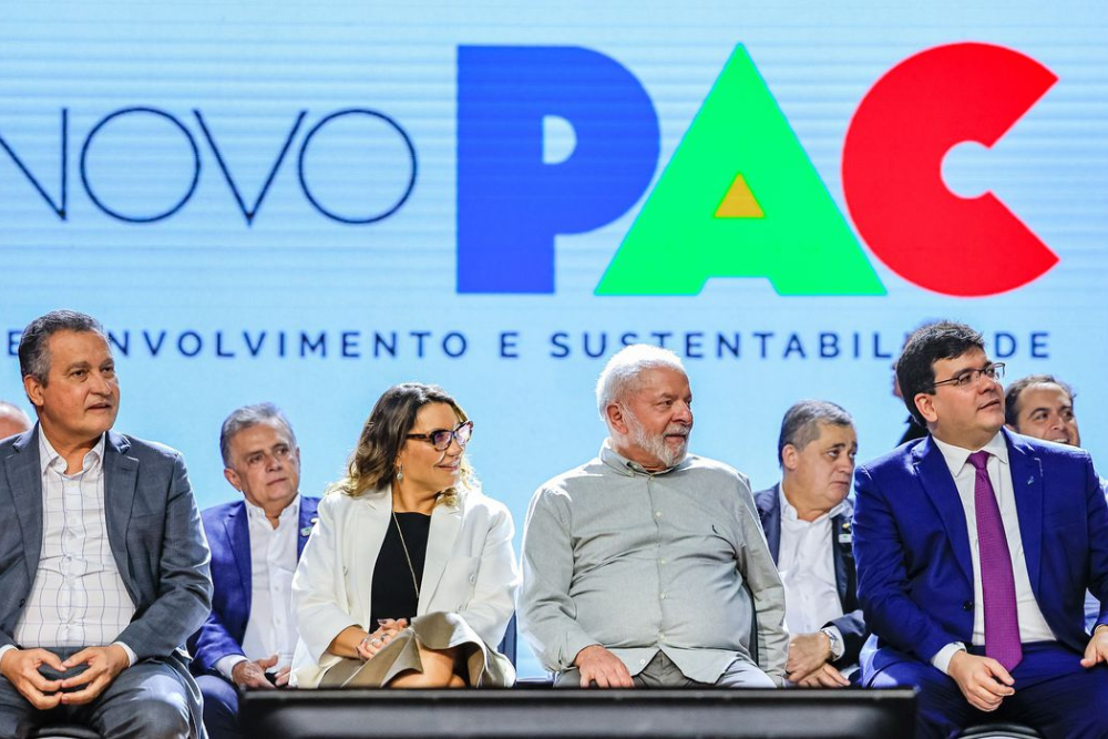 Dilma merece pedido de desculpas por impeachment, diz Lula
