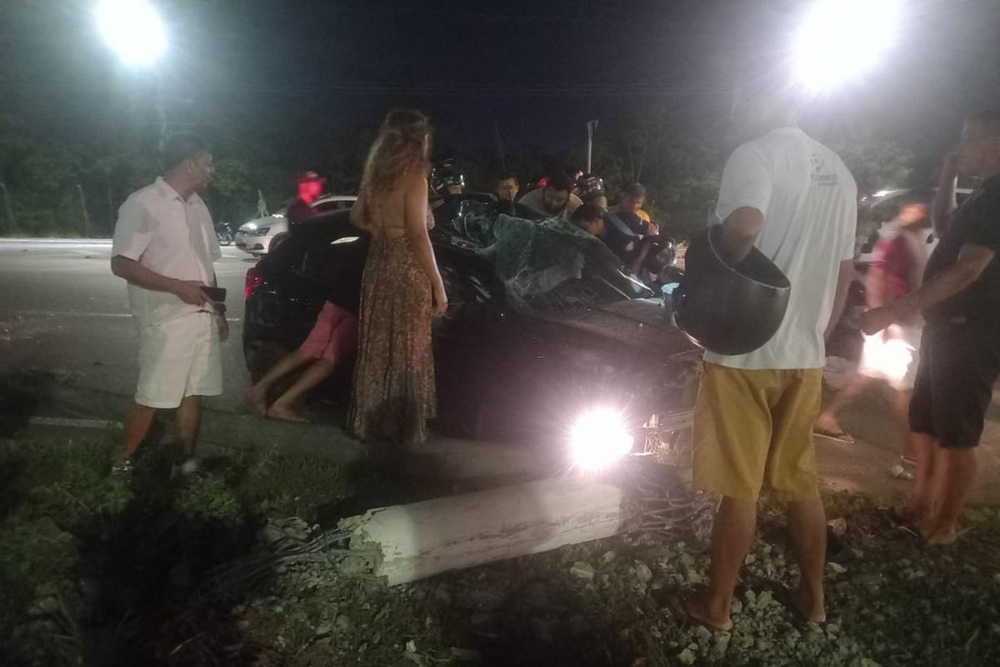 Motorista perde o controle e arranca poste em avenida no Tarum&atilde;