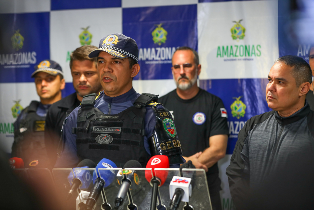 Quatro pessoas s&atilde;o presas em flagrante com armas e drogas em opera&ccedil;&atilde;o na zona Sul de Manaus