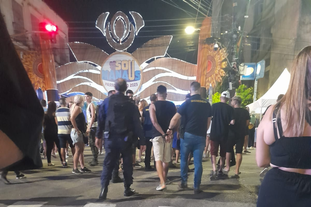 Homem &eacute; preso em flagrante vendendo pulseiras falsas do #SouManaus