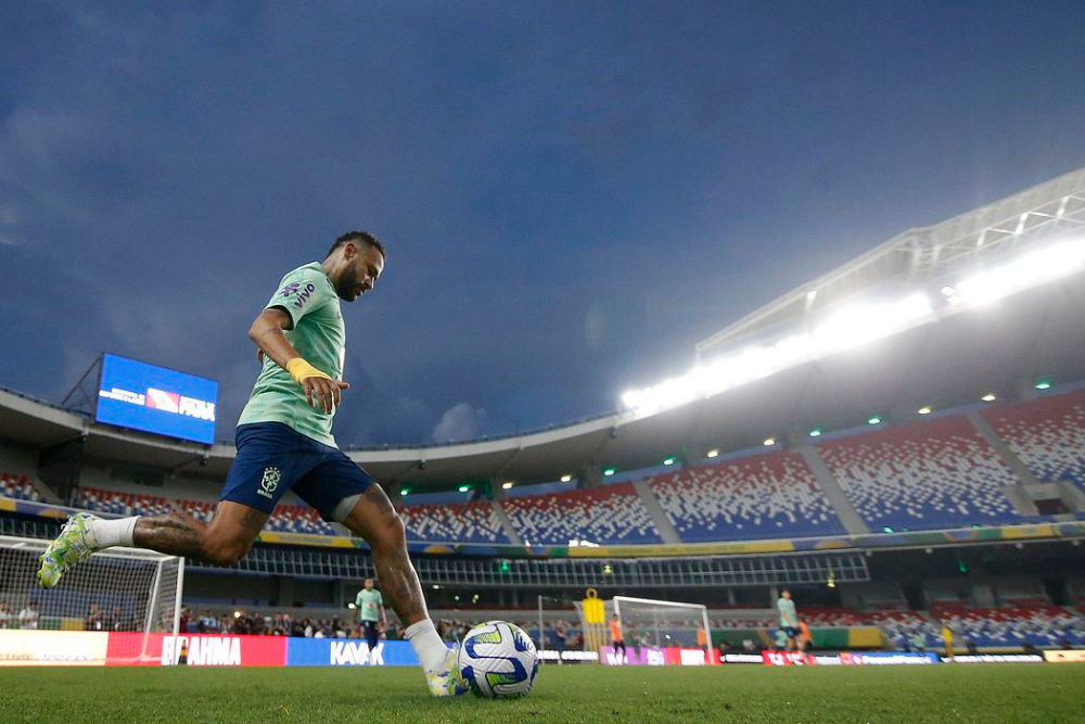 Neymar é submetido a cirurgia no joelho esquerdo Neymar é submetido a cirurgia no joelho esquerdo