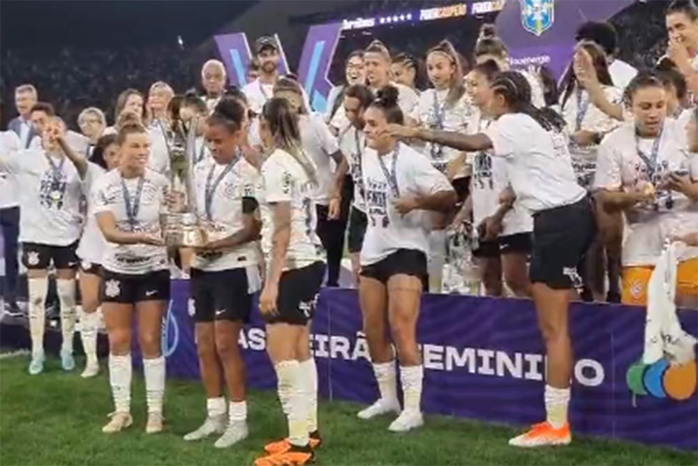 Futebol feminino ainda é predominantemente amador no Brasil