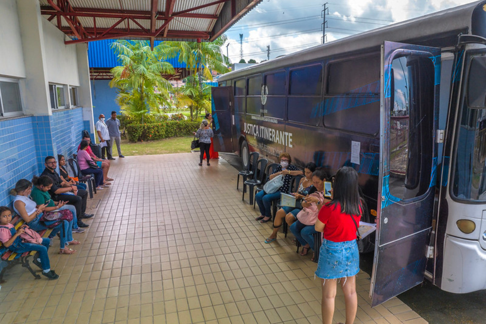Em Manaus, &ocirc;nibus itinerante do TJAM oferece servi&ccedil;os da Justi&ccedil;a do Trabalho