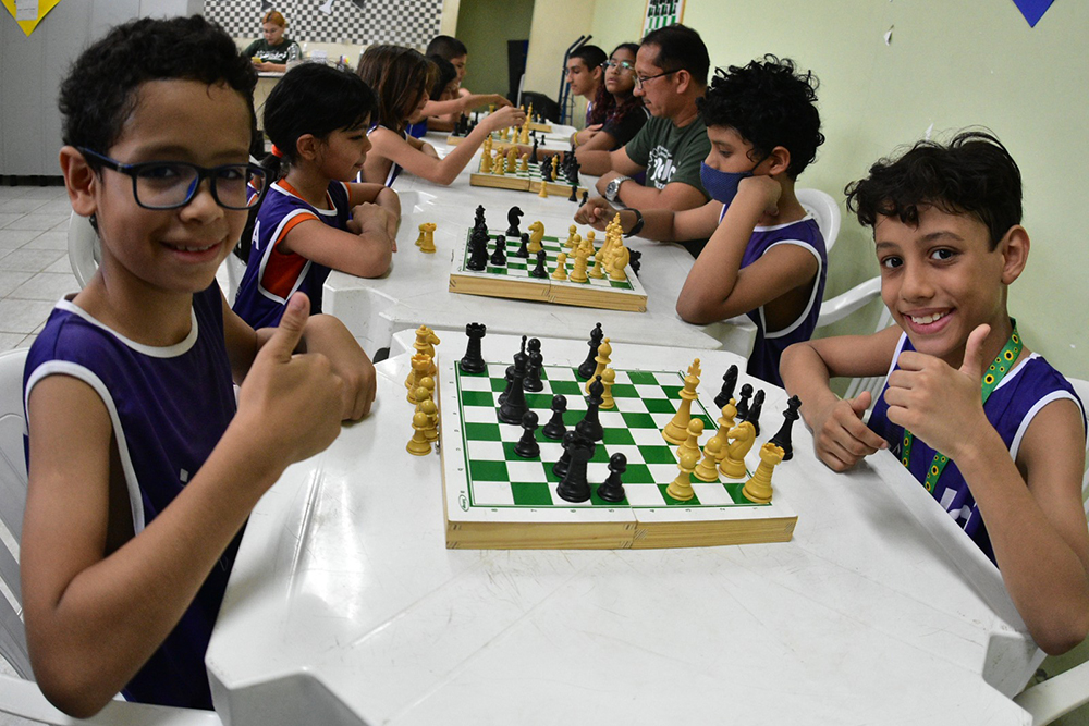 Aulas de xadrez na Vila Olímpica de Manaus contribuem para