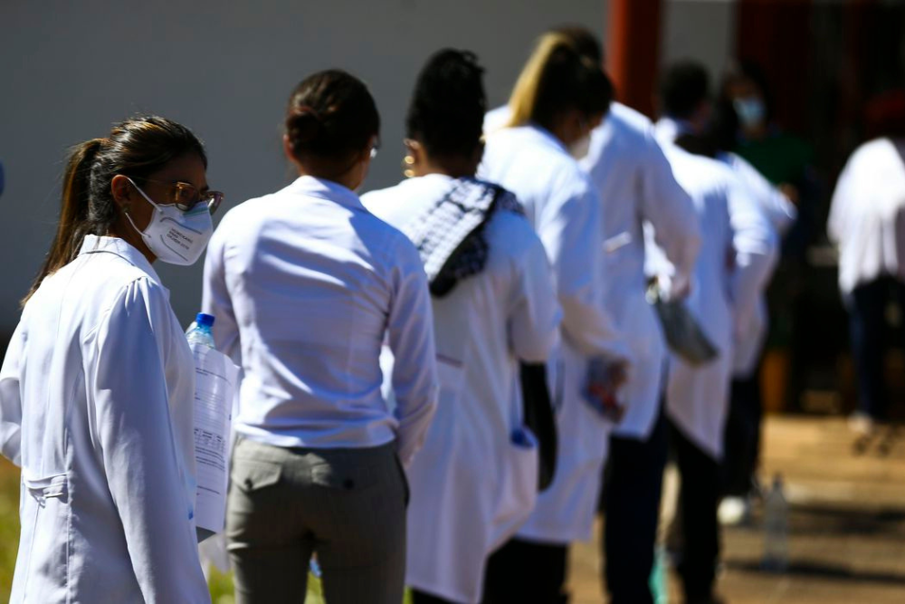 Estudo mostra despropor&ccedil;&atilde;o entre popula&ccedil;&atilde;o e n&uacute;mero de m&eacute;dicos no Brasil