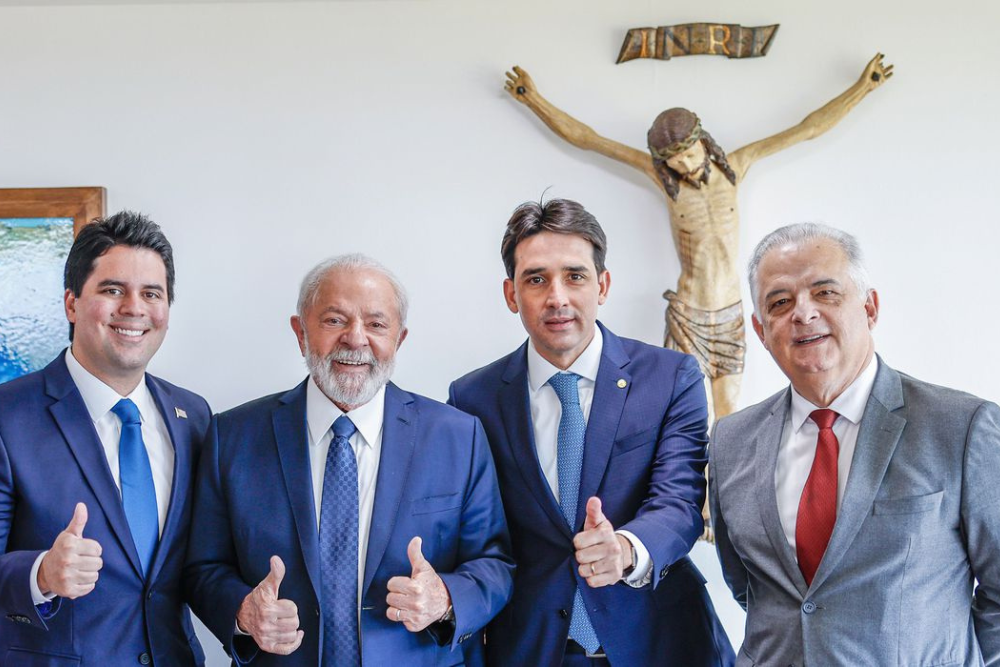 Lula d&aacute; posse a tr&ecirc;s ministros e cria minist&eacute;rio para pequena empresa