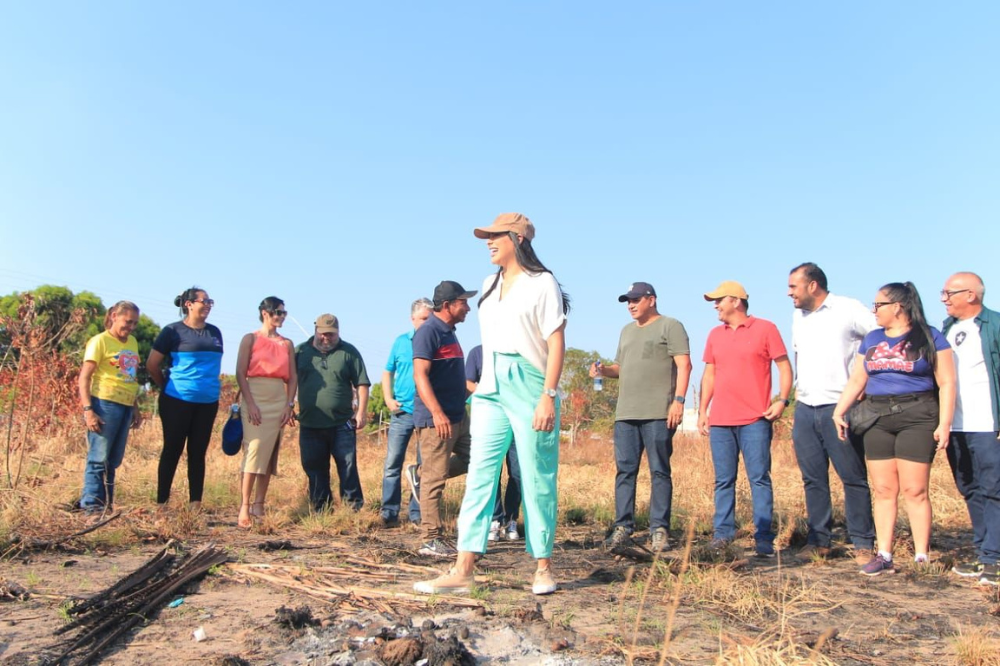Mayra Dias inspeciona terreno para CETI na Vila Amazônia, em Parintins Mayra Dias inspeciona terreno para CETI na Vila Amazônia, em Parintins