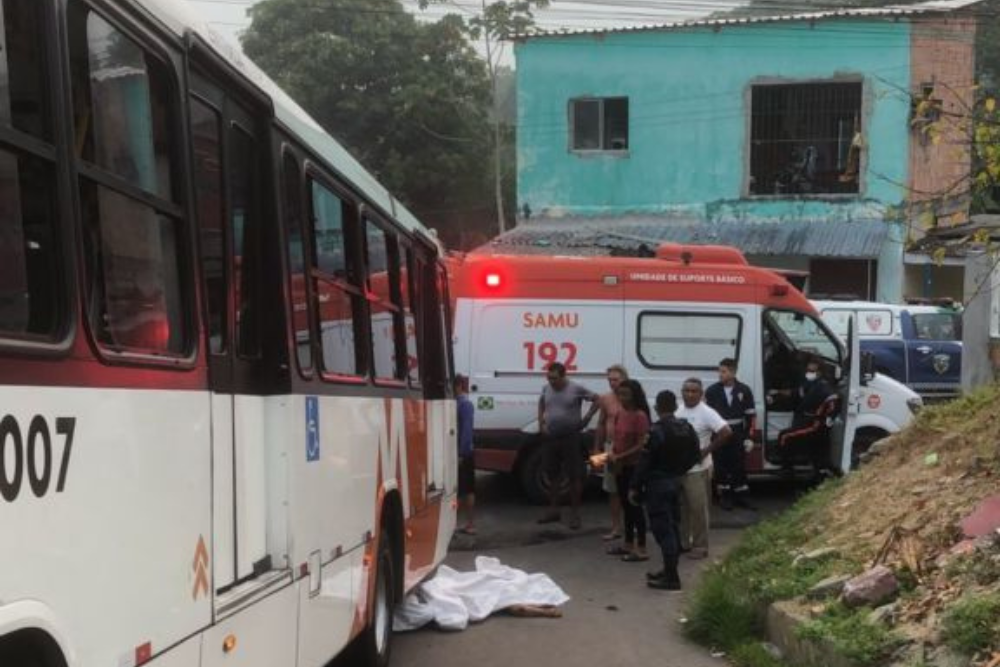 Motociclista morre ao ser atropelado e arrastado por &ocirc;nibus em avenida de Manaus