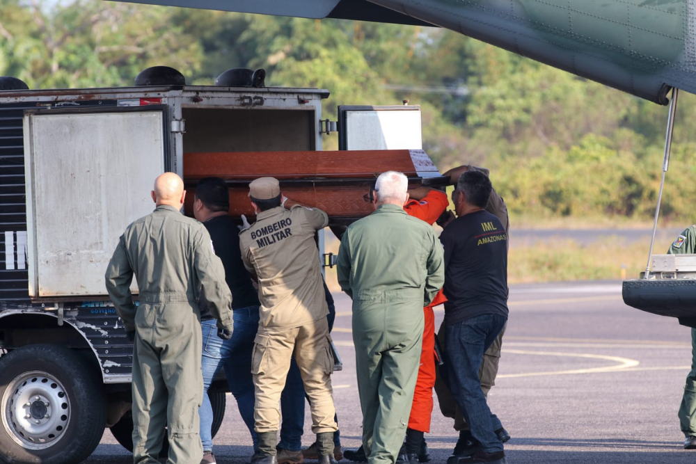 Força-tarefa deve identificar vítimas de acidente aéreo até a manhã desta segunda-feira Força-tarefa deve identificar vítimas de acidente aéreo até a manhã desta segunda-feira