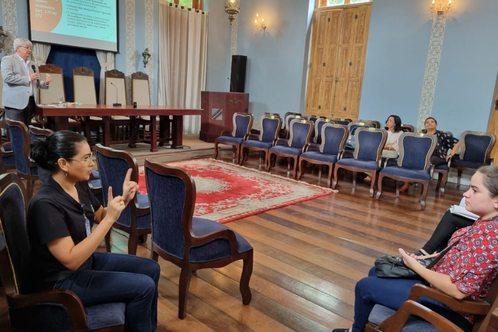 UEA abre 200 vagas para curso de Libras