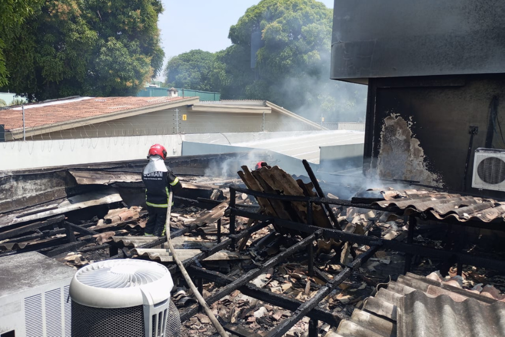 Incêndio atinge clínica oftalmológica no bairro Adrianópolis Incêndio atinge clínica oftalmológica no bairro Adrianópolis
