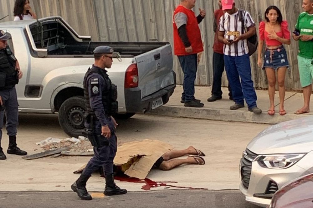 Homem é executado a tiros na frente do pai no Alvorada Homem é executado a tiros na frente do pai no Alvorada