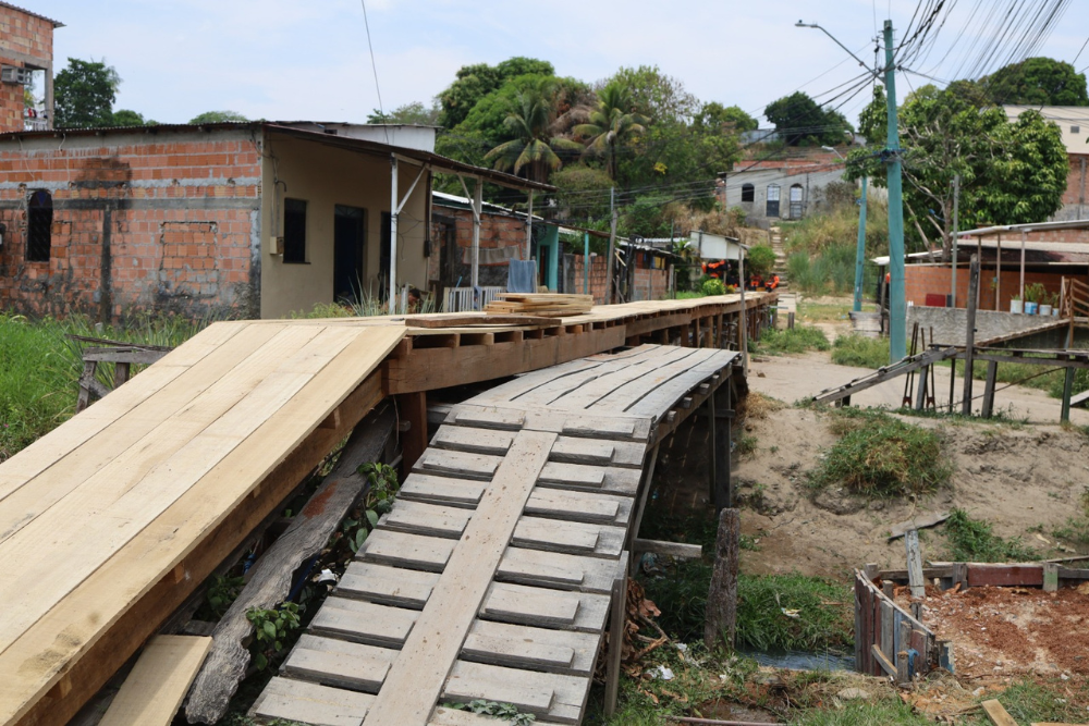 Prefeitura constr&oacute;i 70 metros de ponte de madeira na Cidade Nova