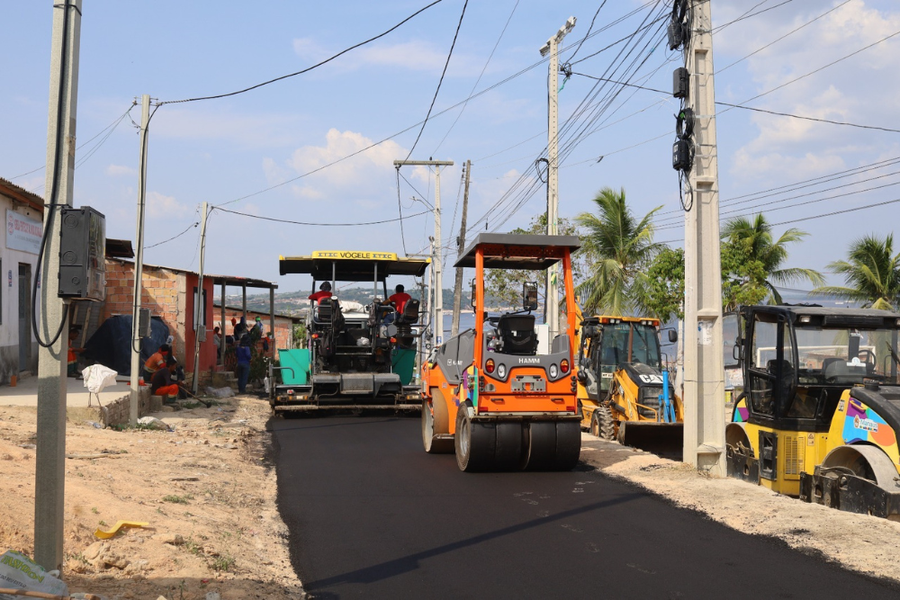 Primeira rua da comunidade Vila Nova recebe pavimentação da prefeitura Primeira rua da comunidade Vila Nova recebe pavimentação da prefeitura