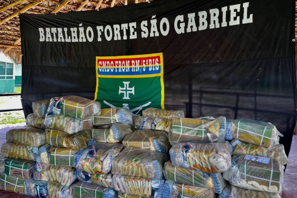 Exército e Funai entregam 700 cestas básicas a indígenas em São Gabriel da Cachoeira Exército e Funai entregam 700 cestas básicas a indígenas em São Gabriel da Cachoeira