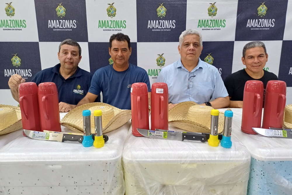 Pescadores de Nova Olinda do Norte recebem kits de pesca artesanal