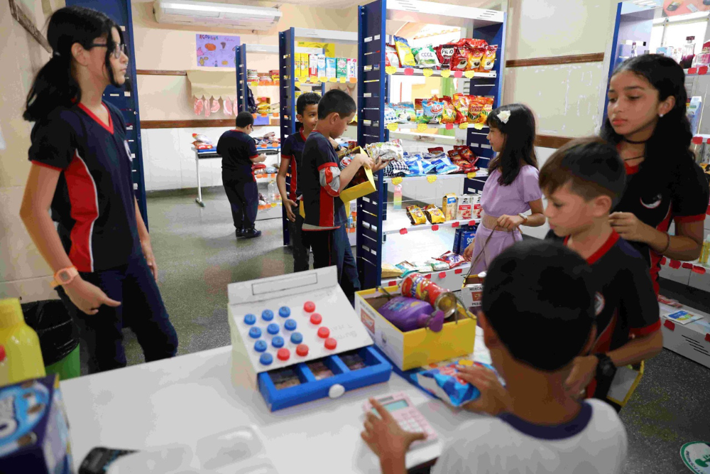“Mercadinho Pedagógico” ensina Matemática a alunos na prática “Mercadinho Pedagógico” ensina Matemática a alunos na prática