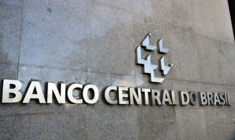 Sob efeito do juro alto, economia recua 0,3% em outubro