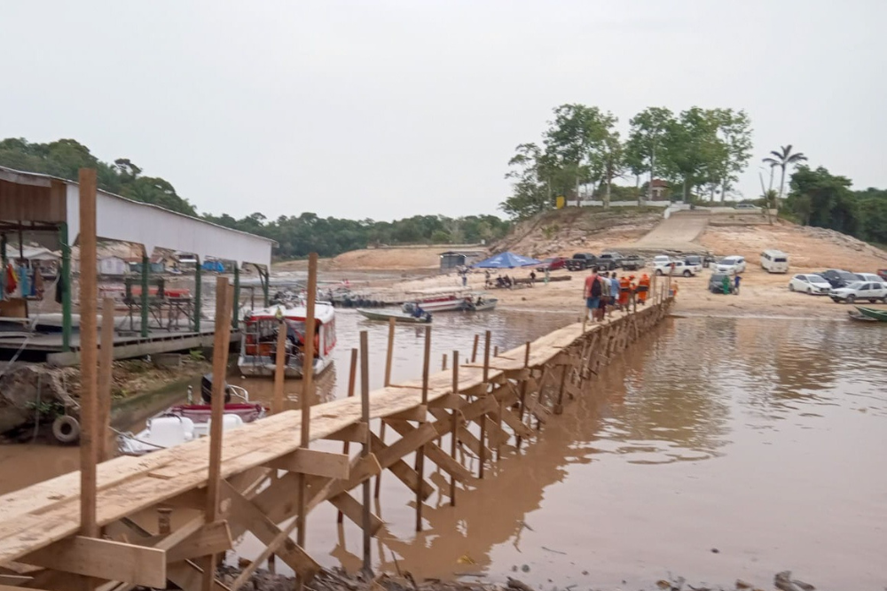 Prefeitura constr&oacute;i ponte na marina do Davi para conter impactos da seca dos rios