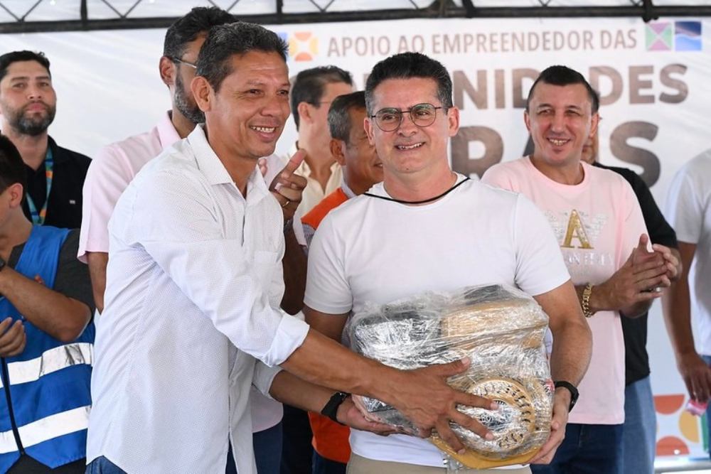 David Almeida entrega embarca&ccedil;&otilde;es e motores para comunidades rurais afetadas pela seca