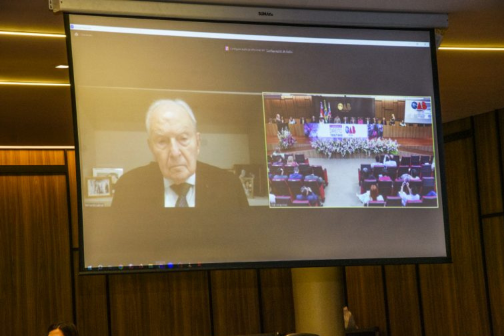 OAB-AM homenageia Bernardo Cabral durante abertura de congresso OAB-AM homenageia Bernardo Cabral durante abertura de congresso