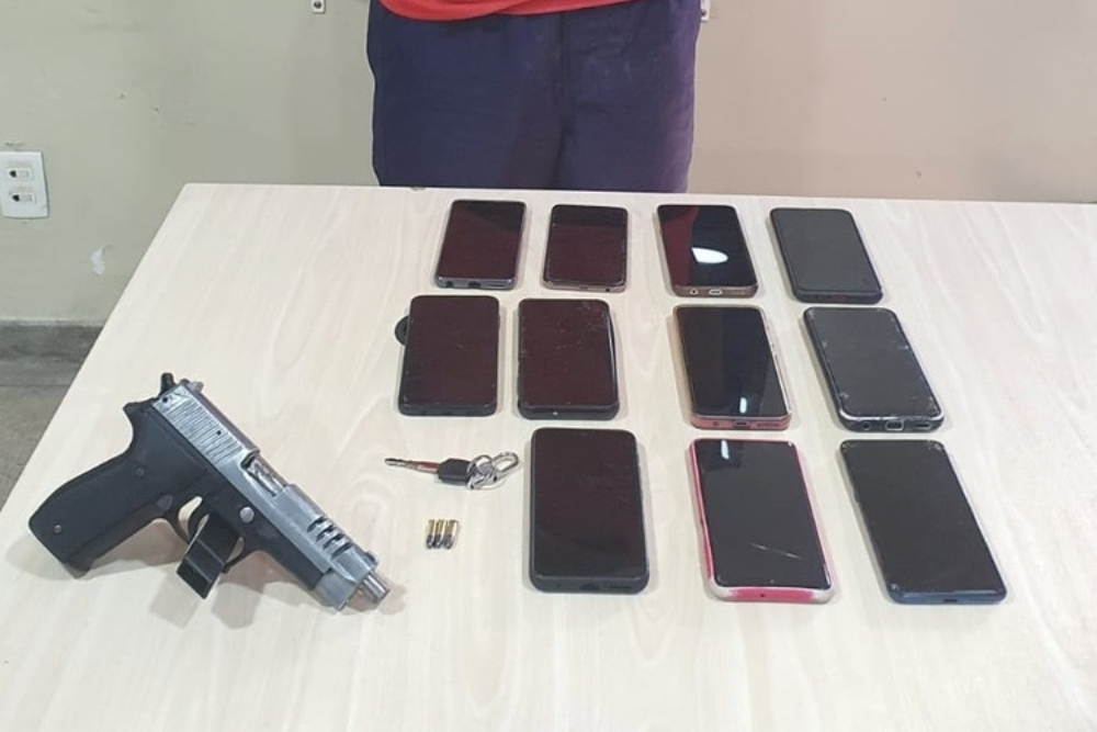 Na zona Norte, homem é preso com motocicleta e 11 celulares roubados Na zona Norte, homem é preso com motocicleta e 11 celulares roubados