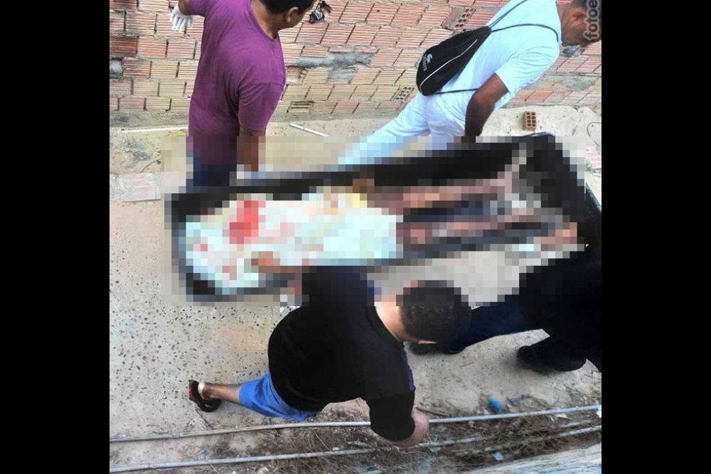 Criminosos executam homem e deixam recado sobre o corpo na Cidade de Deus