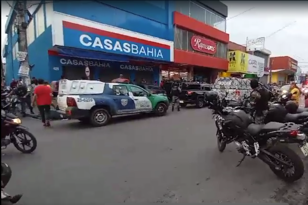 Clientes e funcionários são feitos reféns durante assalto a loja no Manoa Clientes e funcionários são feitos reféns durante assalto a loja no Manoa