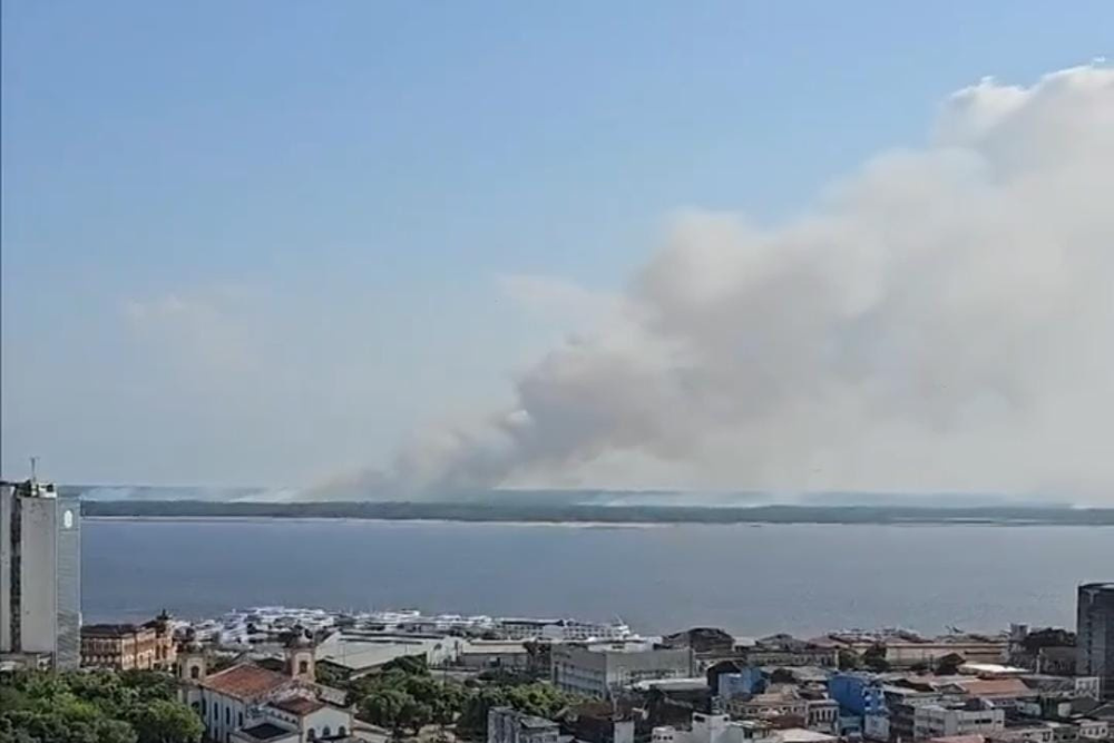 Ibama inicia combate a incêndio em Iranduba para impedir que fogo atinja comunidades Ibama inicia combate a incêndio em Iranduba para impedir que fogo atinja comunidades