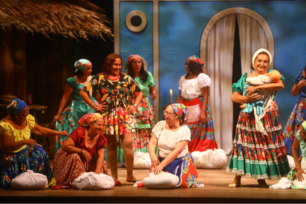 Espet&aacute;culo estrelado por pessoas idosas encanta o p&uacute;blico no Teatro Amazonas