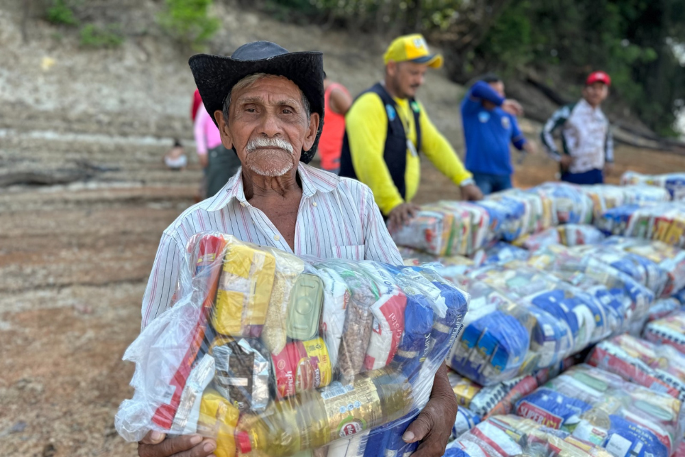 Prefeitura entrega &aacute;gua pot&aacute;vel e 1,2 mil kits de alimentos e higiene para ribeirinhos atingidos pela seca