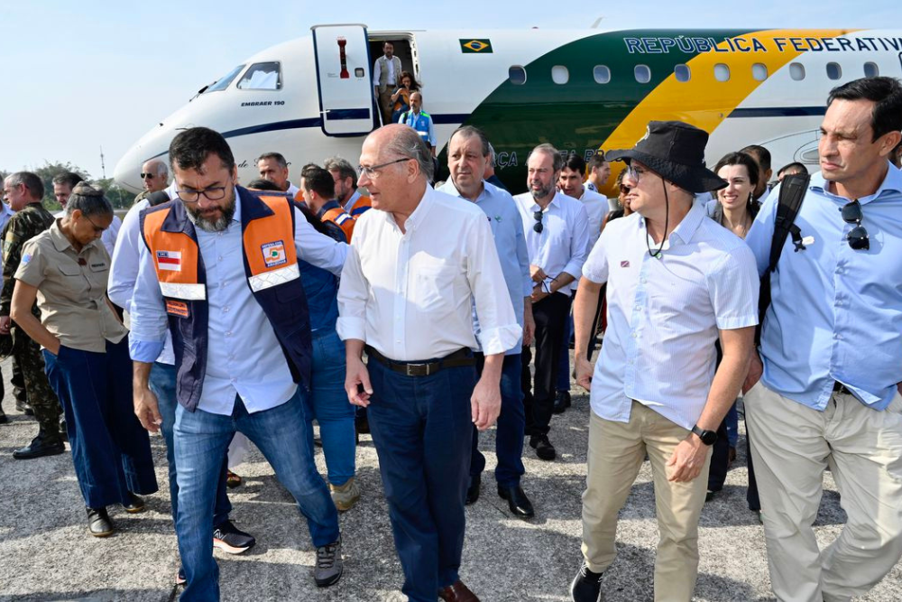 Comitiva anuncia obras de dragagem e reforço de brigadistas para combater estiagem no AM Comitiva anuncia obras de dragagem e reforço de brigadistas para combater estiagem no AM