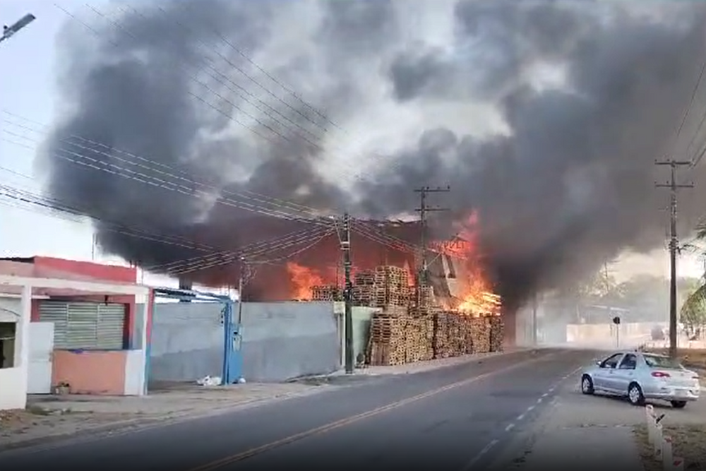 Incêndio de grandes proporções atinge fábrica de paletes no Mauazinho Incêndio de grandes proporções atinge fábrica de paletes no Mauazinho