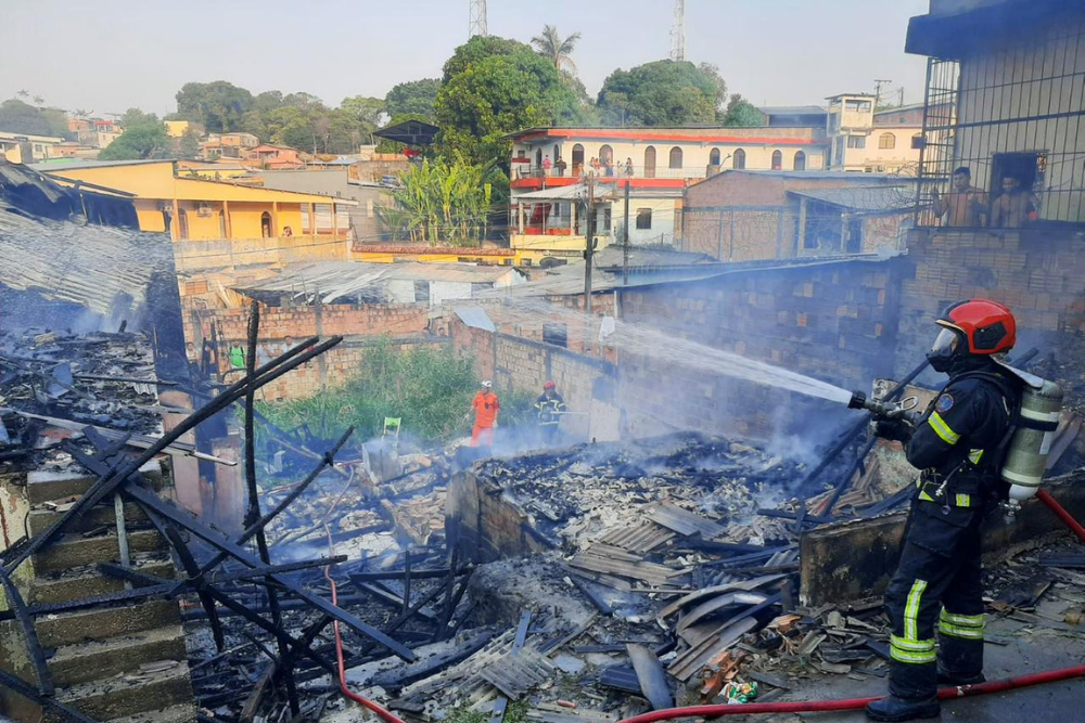 Inc&ecirc;ndio atinge im&oacute;vel com quitinetes no Japiim