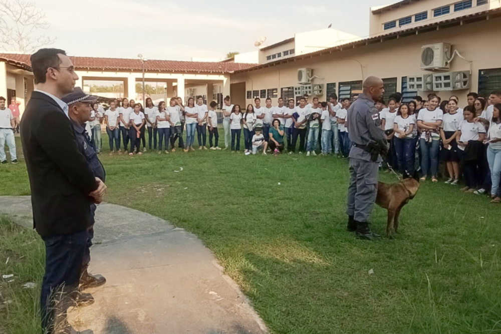 Em Guajará, MPAM e Polícia Militar promovem projeto de prevenção e repressão ao uso de drogas Em Guajará, MPAM e Polícia Militar promovem projeto de prevenção e repressão ao uso de drogas
