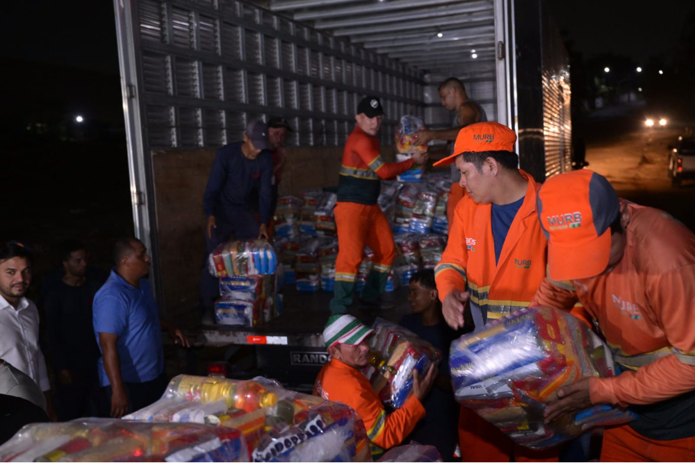 Prefeito acompanha carregamento de balsa com mantimentos para mais 500 famílias atingidas pela estiagem Prefeito acompanha carregamento de balsa com mantimentos para mais 500 famílias atingidas pela estiagem